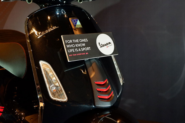 Aksen carbon bisa ditemui di bagian depan di balik pelat nomor.