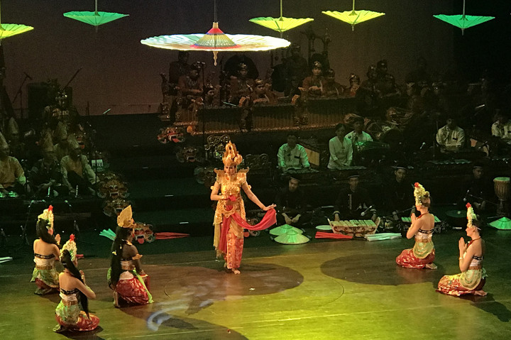 Mereka yang melakukan pentas budaya adalah pemuda dan pemudi dari 44 negara sahabat yang menerima Beasiswa Seni dan Budaya Indonesia 2018 dari Kementerian Luar Negeri Republik Indonesia.