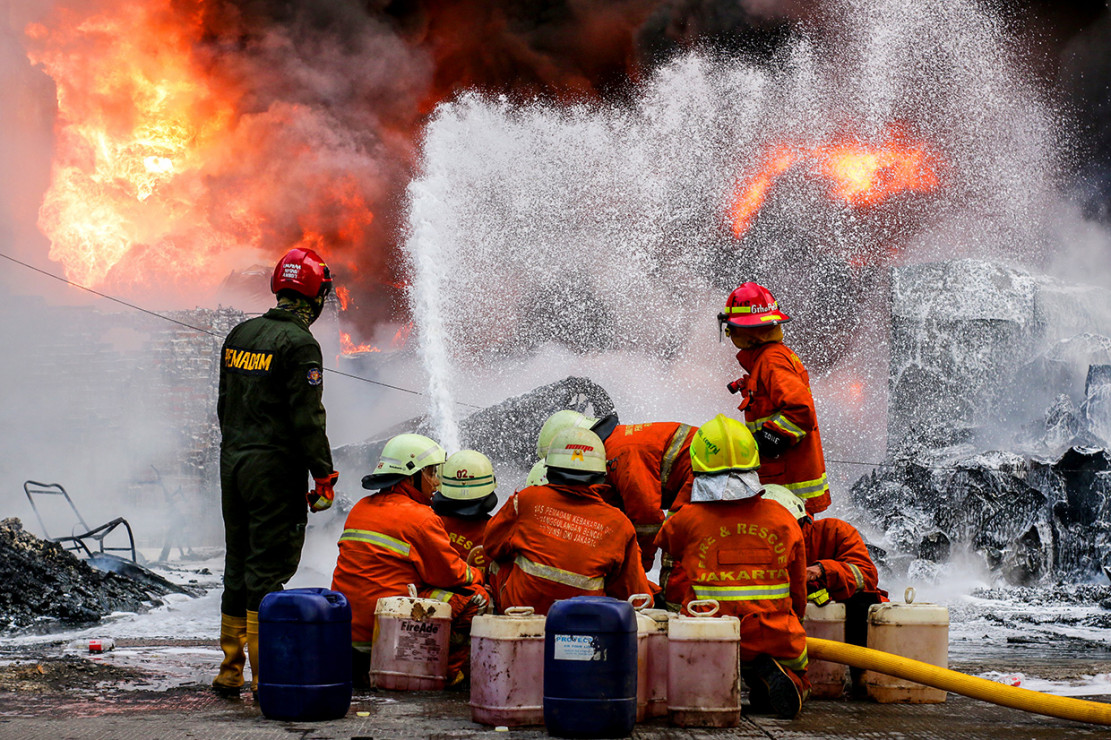 2 Orang Terluka dalam Kebakaran Gudang Kimia di Kampung