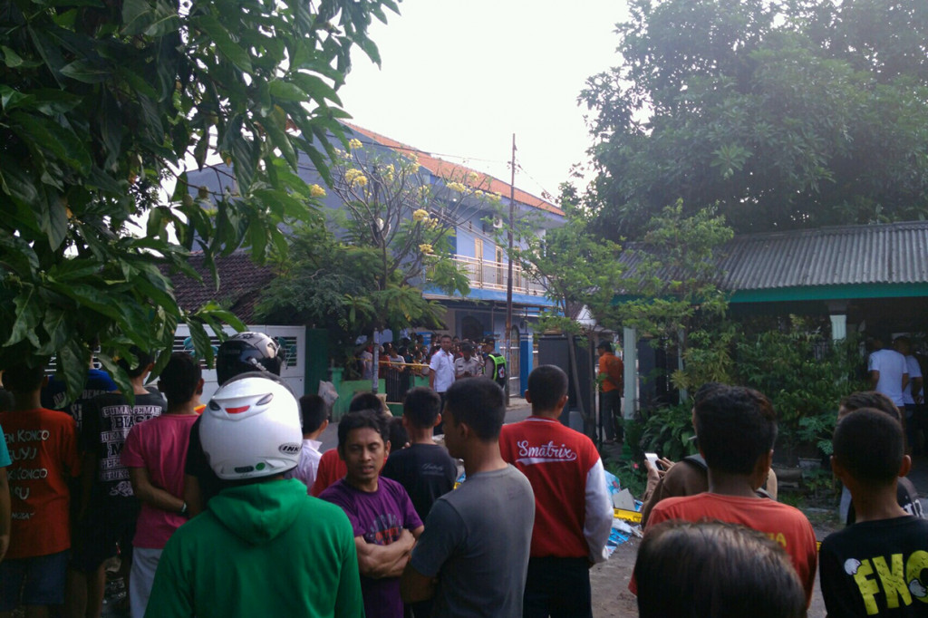 Kapolda Jatim Irjen Machfud Arifin mengatakan, pelaku hendak melarikan diri dengan membawa tas ransel dan sepeda motornya usai ledakan kedua. Pelaku sempat melakukan penyerangan terhadap Kapolsek dan sejumlah warga setempat pasca terjadinya ledakan.