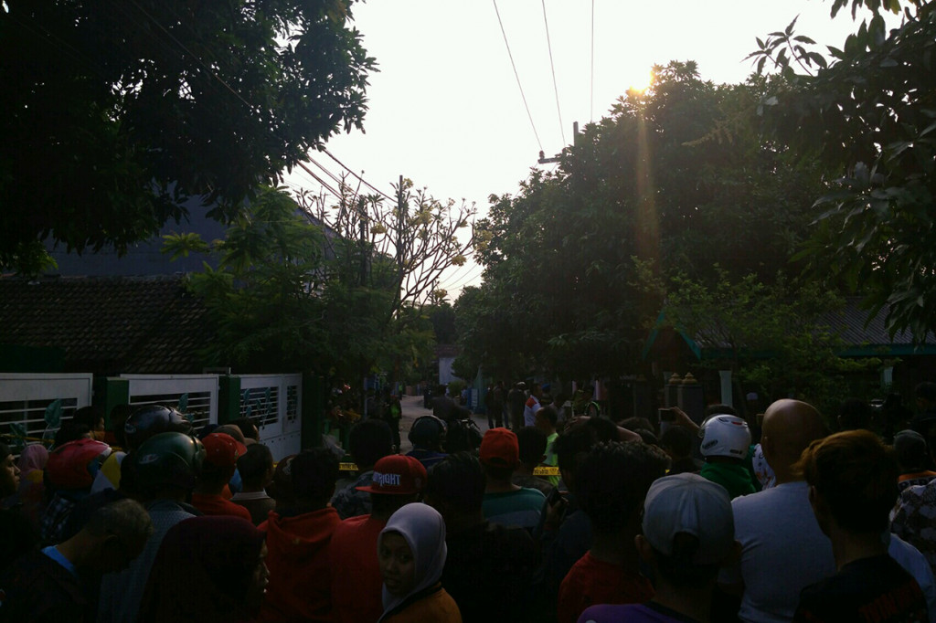 Usai menyerang Kapolsek Bangil, pelaku kemudian kabur dengan membawa ransel dan motornya. Tetangga langsung mengamankan anak perempuan AB yang menjadi korban dengan membawanya ke Rumah Sakit Umum Bangil.