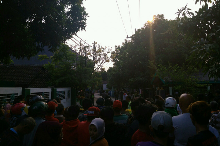 Usai menyerang Kapolsek Bangil, pelaku kemudian kabur dengan membawa ransel dan motornya. Tetangga langsung mengamankan anak perempuan AB yang menjadi korban dengan membawanya ke Rumah Sakit Umum Bangil.