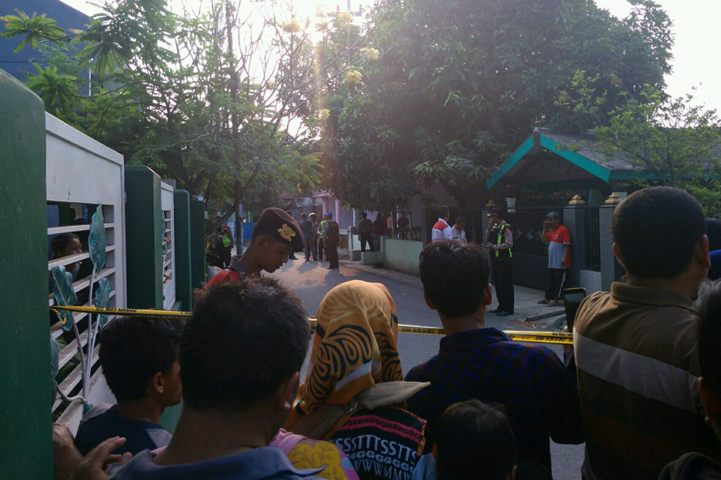 Dari hasil pemeriksaan rumah AB, diketahui banyak paku-paku berhamburan akibat ledakan. Polisi juga menemukan bahan-bahan sejenis bom berada di rumahnya dan sejumlah buku-buku tentang jihad.
