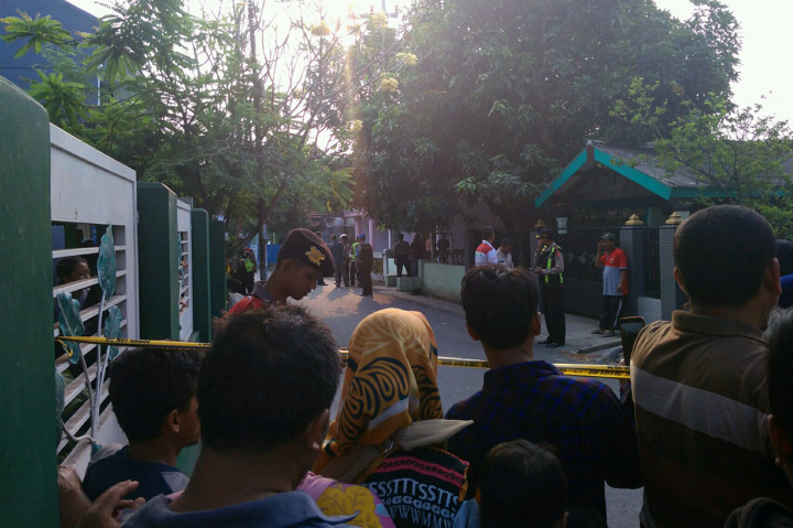 Dari hasil pemeriksaan rumah AB, diketahui banyak paku-paku berhamburan akibat ledakan. Polisi juga menemukan bahan-bahan sejenis bom berada di rumahnya dan sejumlah buku-buku tentang jihad.
