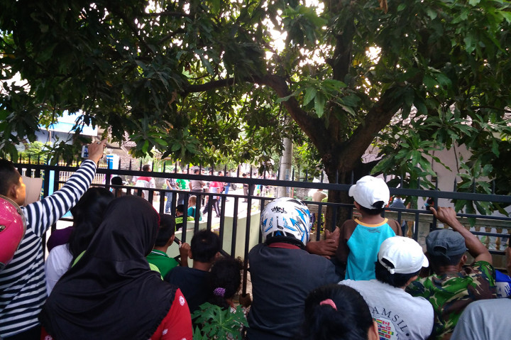 Hingga saat ini polisi masih melakukan olah TKP di Desa Pogar Kecamatan Bangil, Pasuruan, Jawa Timur. Di lokasi setempat, banyak kerumunan warga sedang menyaksikan proses olah TKP.