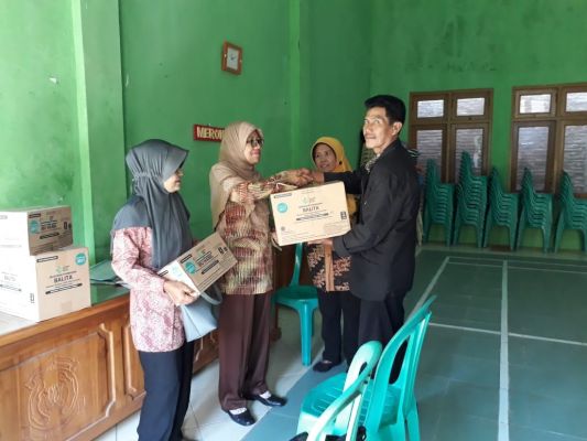  Perwakilan tokoh-tokoh masyarakat setempat menerima bantuan yang diberikan.