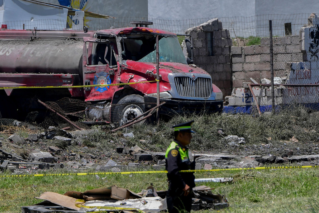 Setidaknya 19 orang tewas akibat ledakan kembang api di kota Tultepec, Meksiko tengah, termasuk petugas penyelamat yang sedang menyelamatkan warga.