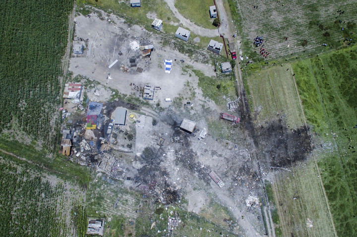 Pantauan udara kondisi gudang yang terimbas ledakan kembang api di Meksiko. 