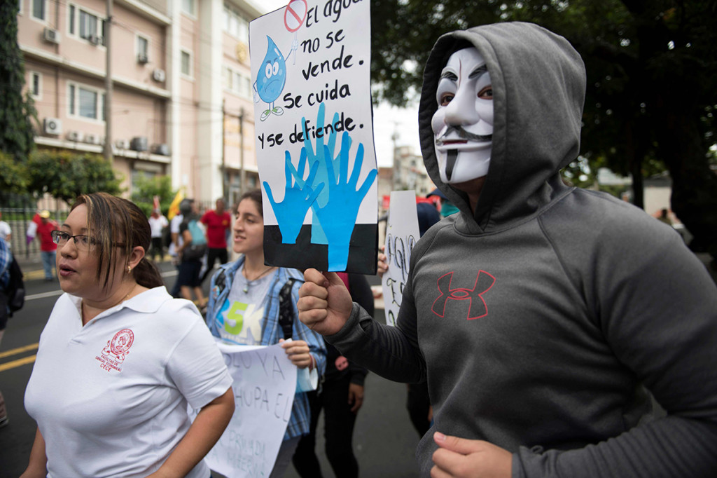 Keinginan mayoritas sayap kanan El Salvador untuk sahkan privatisasi air ditentang oleh warga. 