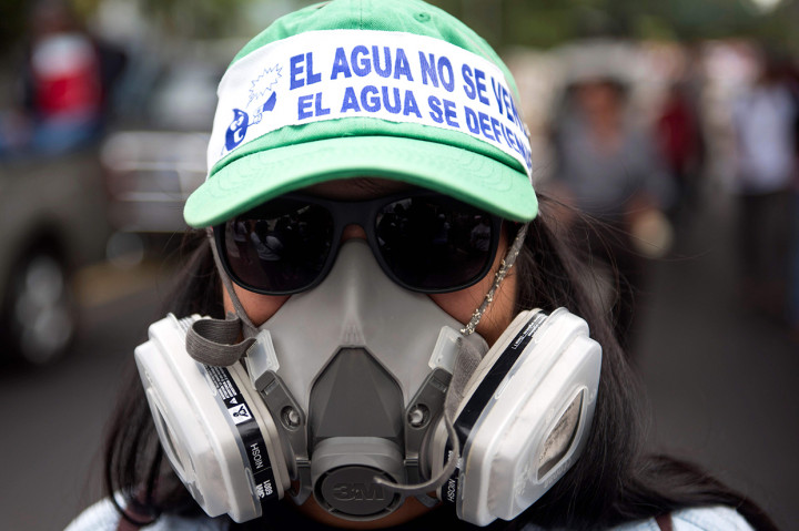 Berbagai poster yang berisi penolakan privatisasi air dibawa oleh para warga dalam melakukan aksi demo yang telah berlangsung selama satu bulan ini.