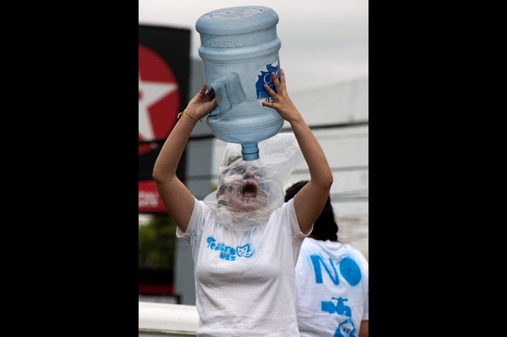 Warga pun melakukan berbagai aksi teatrikal dan orasi mengenai dampak dari privatisasi air jika pemerintah akan benar-benar menyetujui kebijakan tersebut. 