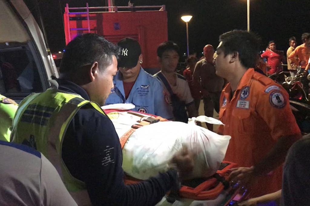 Kapal tersebut terbalik saat terjadi gelombang besar yang disebabkan angin kencang dan membalikkan kapal.  Afp Photo/Kritsada Muenhawong