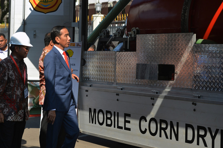 Presiden Joko Widodo memperhatikan mesin pengering jagung bergerak ketika meninjau pameran dan forum Indo Livestock 2018 di JCC, Senayan, Jakarta.