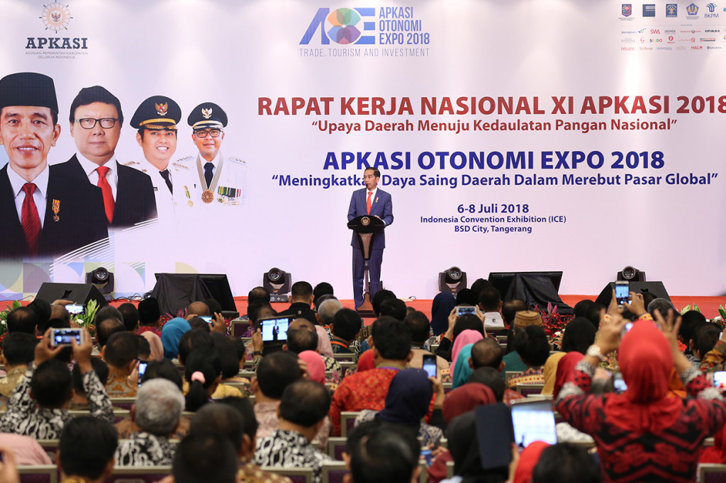 Presiden Joko Widodo (kiri) menyalami pengunjung ketika meninjau pameran dan forum Indo Livestock 2018 di JCC, Senayan, Jakarta. Antara Foto/Muhammad Iqbal