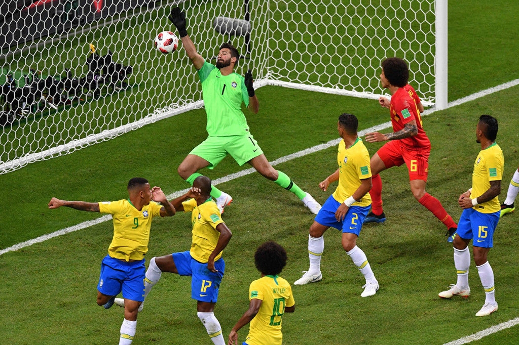Laga baru berjalan 13 menit, Belgia sudah kebobolan karena gol bunuh diri Fernandinho. Bola sepak pojok yang dilepaskan Nacer Chadli mengenai lengan gelandang Brasil tersebut dan bola mengarah ke gawang Allison Becker dan tak bisa ditepis.
