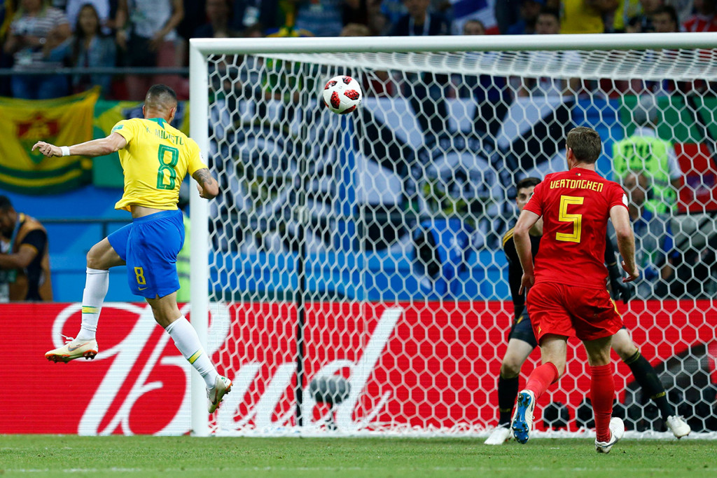 Brasil baru bisa memperkecil ketinggalan 1-2 berkat gol pemain pengganti mereka, Renato Augusto.