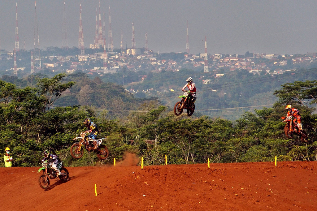 Sejumlah crosser memacu motornya di lintasan, pada babak kualifikasi Motocross Grand Prix (MXGP) seri ke-13, di kawasan Bukit Semarang Baru Mijen Semarang, Jawa Tengah.