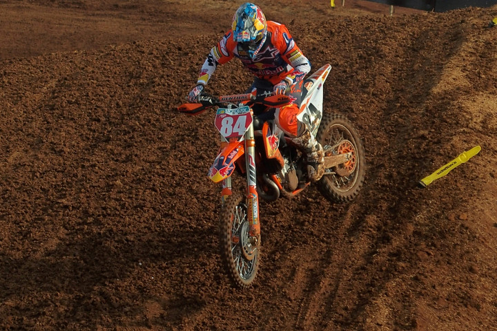 Crosser asal Belanda Jeffrey Herlings memacu motornya di lintasan, pada babak kualifikasi Motocross Grand Prix (MXGP) seri ke-13, di kawasan Bukit Semarang Baru Mijen Semarang, Jawa Tengah.