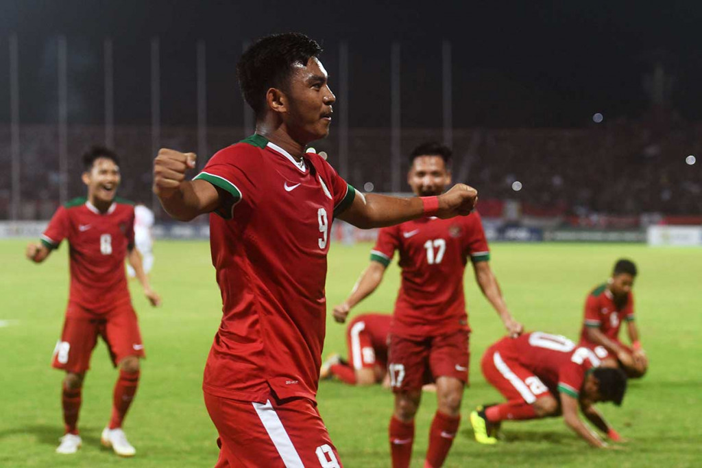 Pemain pengganti Muhammad Rafli Mursalim melakukan selebrasi usai menjebol gawang Vietnam pada laga penyisihan grup turnamen Piala AFF U-19 di Stadion Gelora Delta Sidoarjo, Sabtu, 7 Juli 2018 malam. 