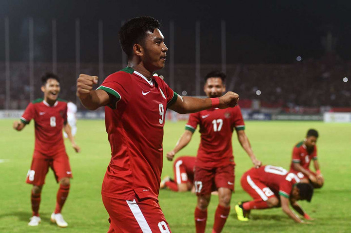 Pemain pengganti Muhammad Rafli Mursalim melakukan selebrasi usai menjebol gawang Vietnam pada laga penyisihan grup turnamen Piala AFF U-19 di Stadion Gelora Delta Sidoarjo, Sabtu, 7 Juli 2018 malam. 