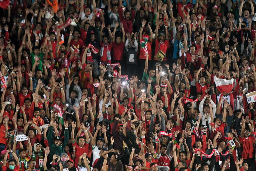 Suporter tanpa lelah memberi dukungan kepada Timnas Indonesia ketika melawan Vietnam dalam laga penyisihan grup A Piala AFF U-19.