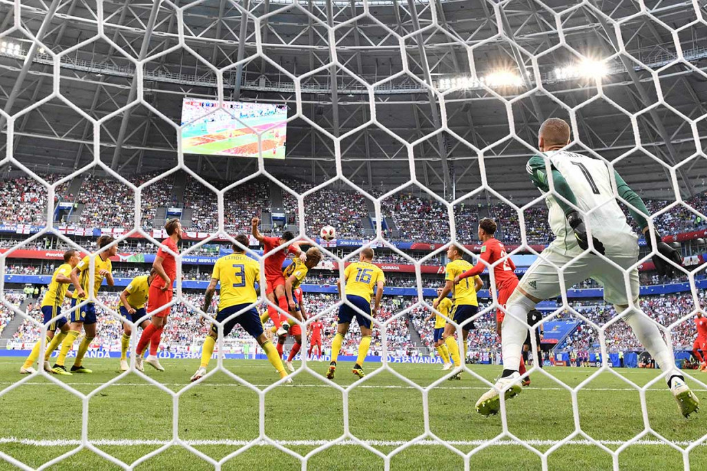 Tandukan bek tengah Maguire menyambut tendangan sudut Ashley Young menjadi gol internasional pertamanya bersama timnas Inggris.