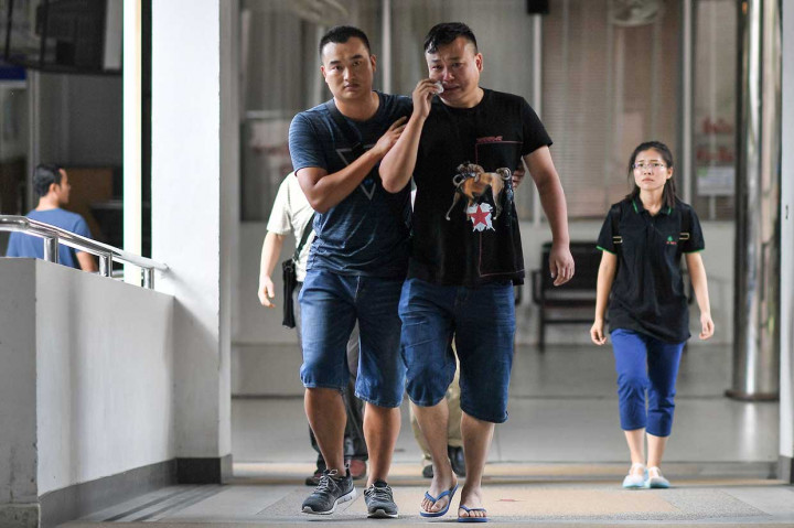 Warga Tiongkok menangis saat bergegas menuju Rumah Sakit Vachira Phuket, Phuket, tempat jenazah dan korban luka akibat terbaliknya perahu wisatawan berada.