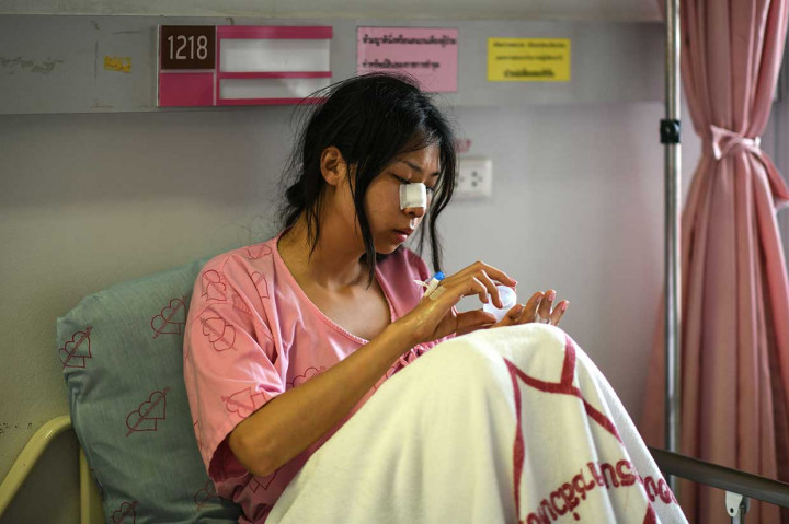 Korban luka-luka akibat terbaliknya perahu wisatawan mendapat perawatan di RS Vachira Phuket, Minggu, 8 Juli 2018.