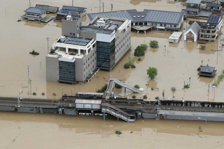 Sebuah stasiun kereta api  di Kurashiki, Oyakama terendam banjir.