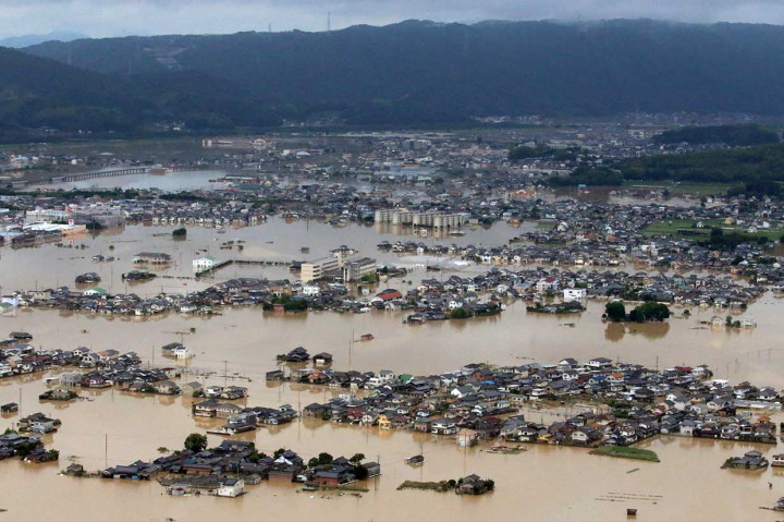 Ribuan rumah di  Kurashiki, Oyakama terendam banjir.