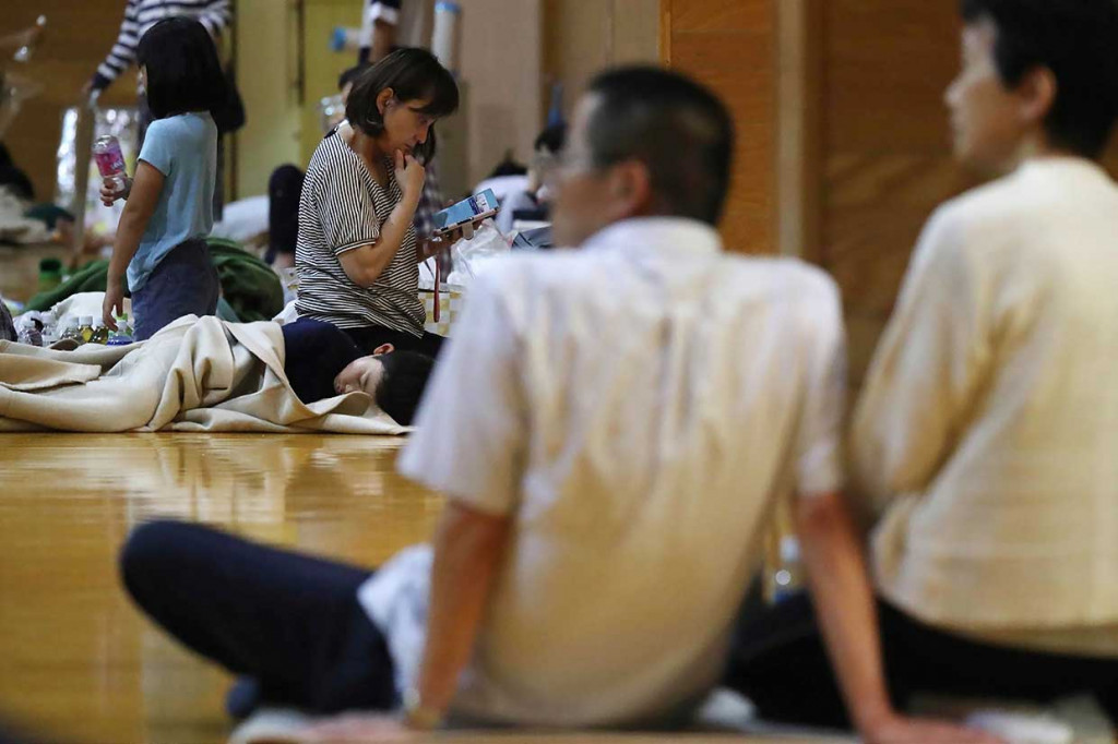 Warga korban banjir berada di tempat pengungsian di Soja, Okayama.