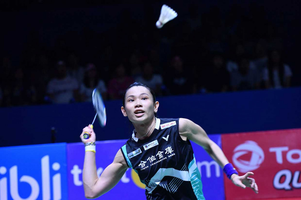Pebulu tangkis nomor satu dunia tersebut menang dalam pertandingan tiga gim, 21-23, 21-15, dan 21-9. 