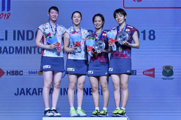 Ganda putri Jepang Yuki Fukushima (kedua kanan) dan Sayaka Hirota (kanan) menang atas pasangan sesama Jepang Mayu Matsumoto/Wakana Magahara. AFP Photo/Adek Berry
