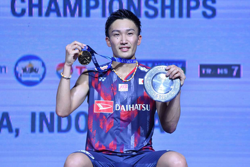 Kento Momota berhasil menjadi juara setelah menang dua gim langsung 21-14 dan 21-9. AFP Photo/Adek Berry