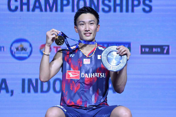Kento Momota berhasil menjadi juara setelah menang dua gim langsung 21-14 dan 21-9. AFP Photo/Adek Berry