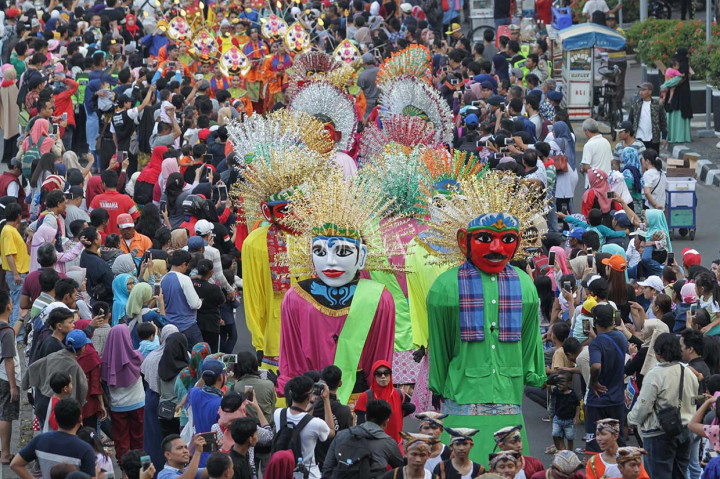 Ribuan masyarakat menonton pawai bertajuk Jakarnaval 2018 di Jalan Merdeka Selatan hingga Jalan Merdeka Barat, Jakarta, Minggu, 8 Juli 2018.