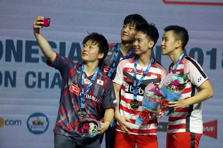 Ganda putra Indonesia Kevin Sanjaya (kedua kanan) dan Marcus Gideon berfoto bersama pasangan Jepang Yuki Kaneko/Takuto Inoue usai  menerima medali juara pertama dan kedua turnamen bulu tangkis Indonesia Open, Minggu, 8 Juli 2018.