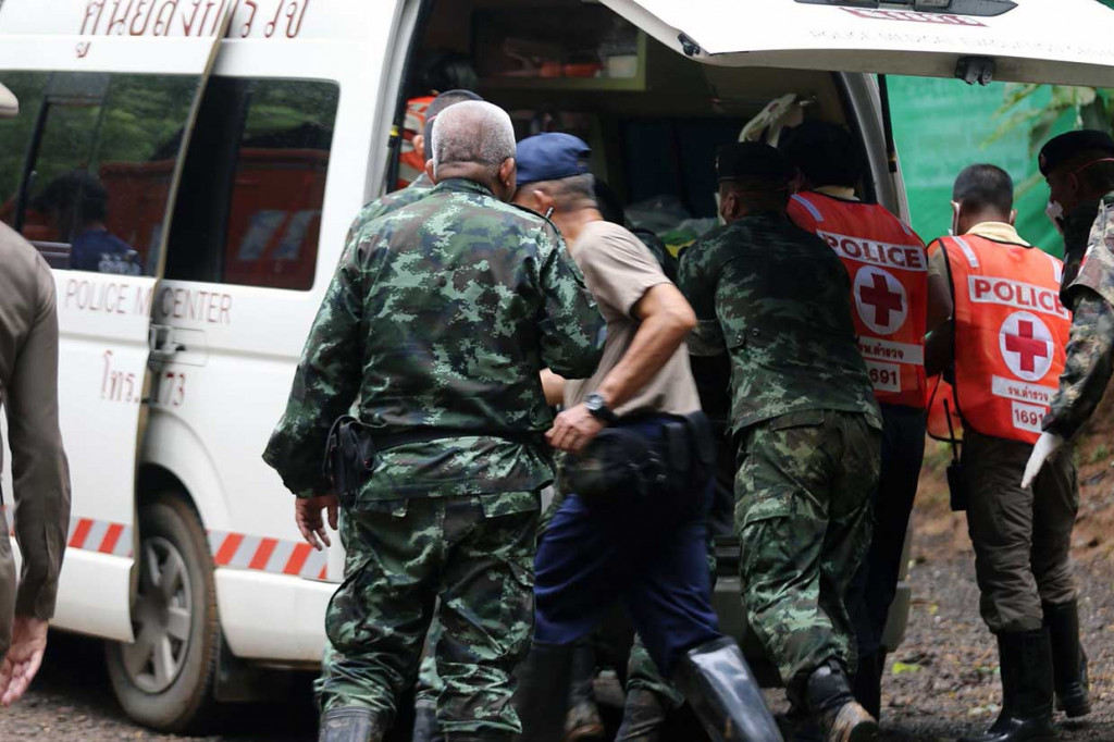 Penyelam elit asing dan anggota unit SEAL angkatan laut Thailand berhasil mengevakuasi empat dari 13 orang yang terjebak di dalam Gua Tham Luang, selama lebih dari dua pekan, Minggu.