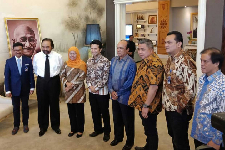 Pasangan calon Gubernur dan Wakil Gubernur Jawa Timur terpilih Khofifah Indar Parawansa dan Emil Dardak yang mengenakan atasan batik dan bawahan celana panjang hitam disambut oleh Ketua Umum NasDem Surya Paloh beserta jajaran di Kantor DPP Partai NasDem, Jakarta, Senin, 9 Juli 2018. 