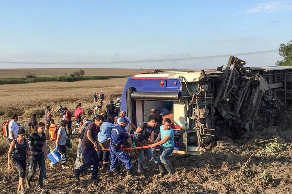 Petugas dibantu warga mengevakuasi korban kecelakaan kereta api di Distrik Corlu, Tekirdag, Turki, Minggu, 8 Juli 2018 waktu setempat.