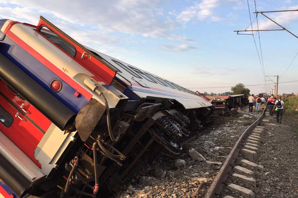 KA tergelincir akibat tanah longsor yang dipicu hujan lebat. Kementerian Transportasi menyatakan kecelakaan terjadi karena tanah di bawah rel KA tergerus akibat hujan deras.