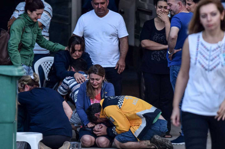 Helikopter dan ambulans telah dikerahkan ke lokasi kecelakaan untuk mengevakuasi para korban untuk dibawa ke rumah sakit.