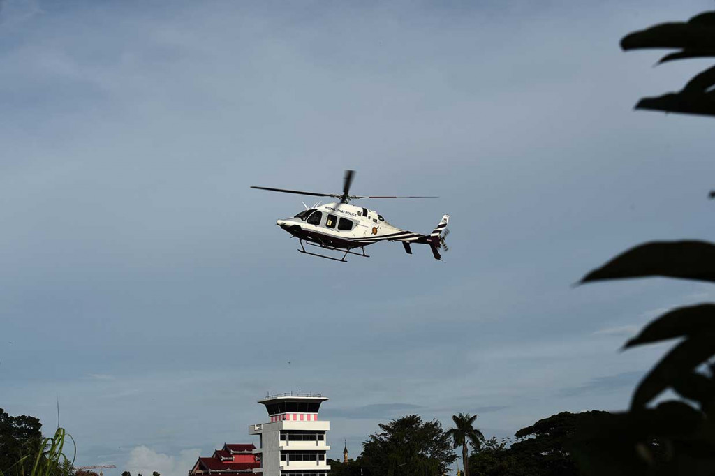 Helikopter polisi yang membawa remaja yang dikeluarkan dari Gua Tham Luang bersiap mendarat di bandara militer di Chiang Rai, Thailand, Senin, 9 Juli 2018.
