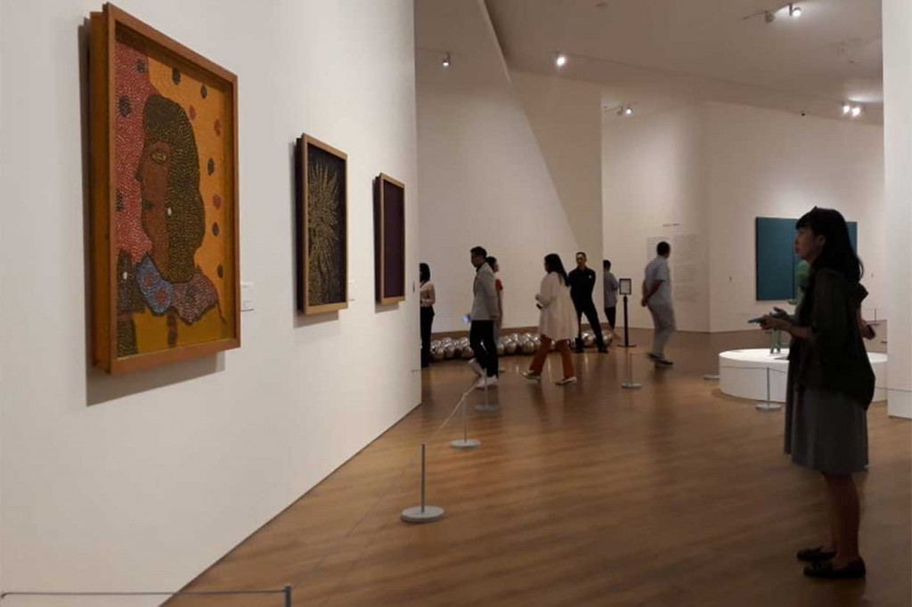 Pengunjung mengamati koleksi seni di Museum Modern and Contemporary Art in Nusantara (MACAN) di Kebon Jeruk, Jakarta Barat. 