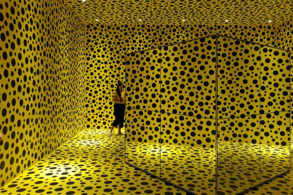 Museum dilengkapi dengan 800 karya seni, 50 persen di antaranya adalah karya seni seniman Indonesia. Selebihnya berasal dari negara kawasan Amerika, Asia, serta Eropa.