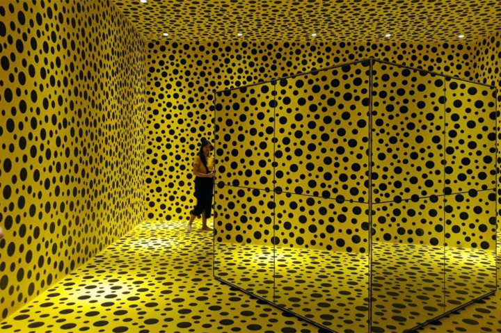 Museum dilengkapi dengan 800 karya seni, 50 persen di antaranya adalah karya seni seniman Indonesia. Selebihnya berasal dari negara kawasan Amerika, Asia, serta Eropa.