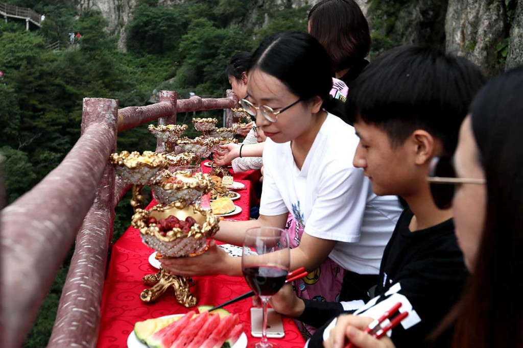 Petugas menyajikan makanan untuk disantap para pengunjung dengan sepuasnya.