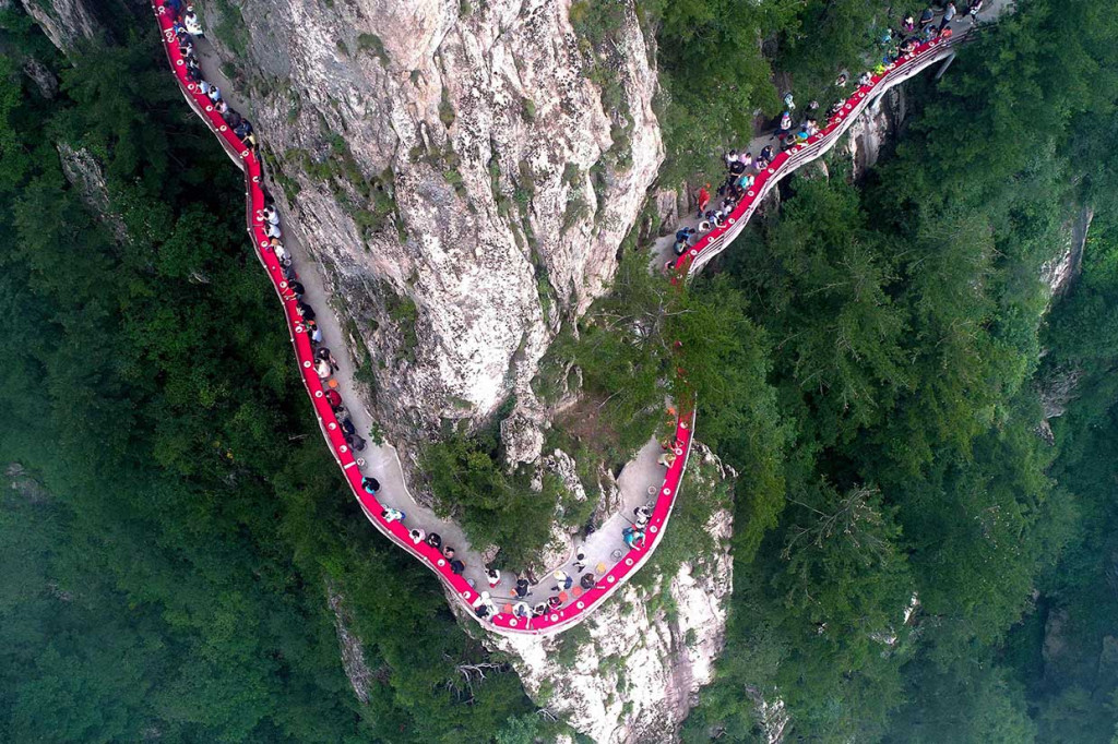 Makan bersama tersebut pasti menjadi pengalaman yang tak akan terlupakan. Anda berani mencoba?