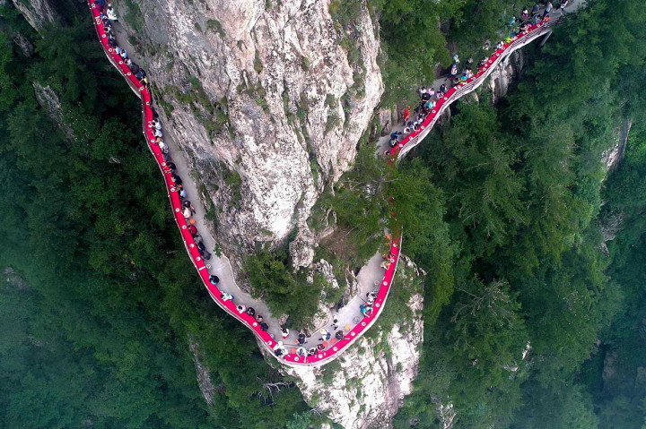 Makan bersama tersebut pasti menjadi pengalaman yang tak akan terlupakan. Anda berani mencoba?