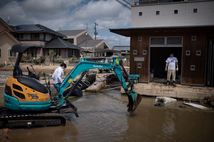 Operasi penyelamatan terus berlanjut. Tim SAR berupaya mencari para korban di bawah reruntuhan bangunan dan tanah akibat longsor. Mereka juga menggali lumpur dan mengangkat puing-puing bangunan.
